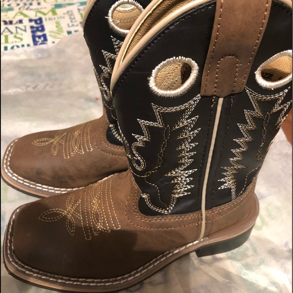 They are to little . They are a size 10 never worn - Picture 2 of 4